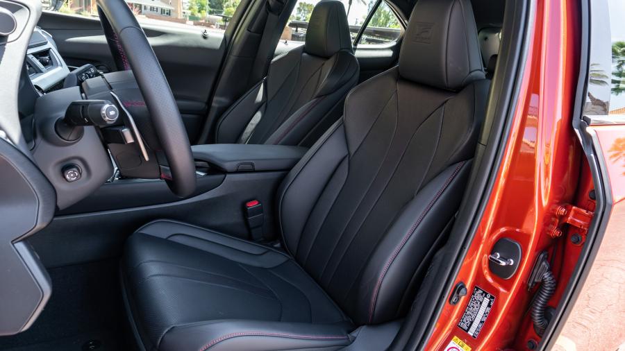 Интерьер Lexus UX250h F-Sport 2018 года  (NA) (фото 34 из 40)